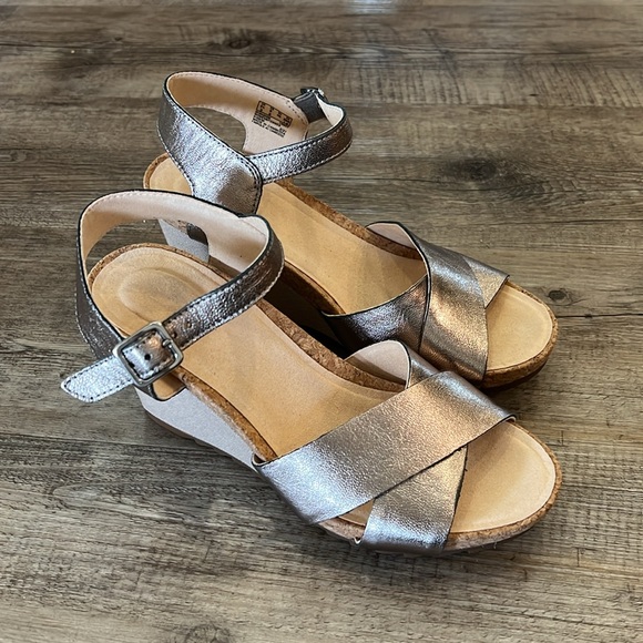 NWT Clarks Gold Sandals size 9 - Picture 3 of 9